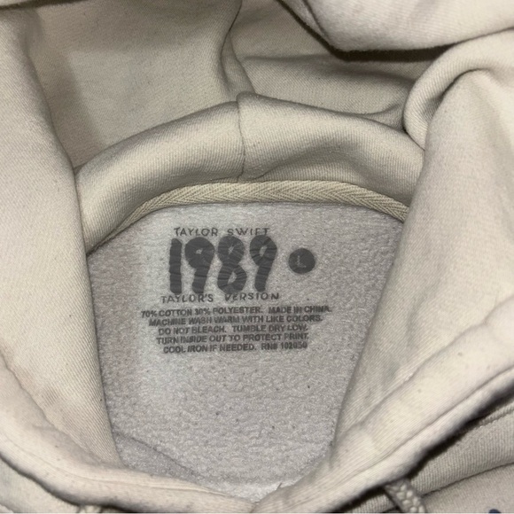 Taylor Swift 1989 Hoodie size Large We Never Go Out of Style - Picture 7 of 7
